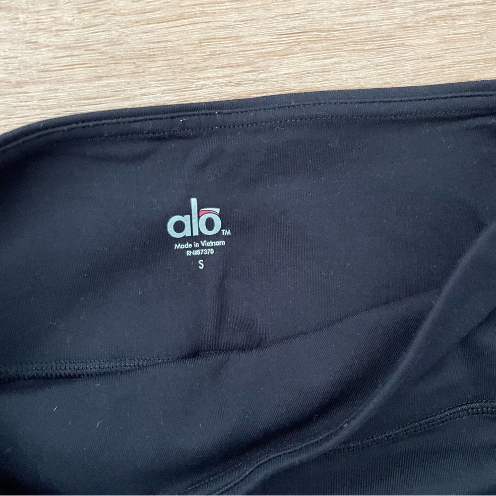 Alo Yoga Basic Black Airbrush Capri- Small - image 2